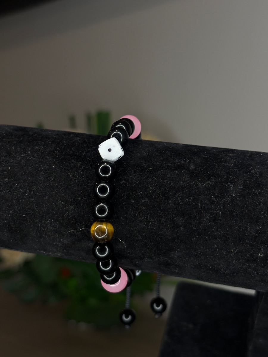 Bracelet œil de tigre , perles roses et dé de jeu